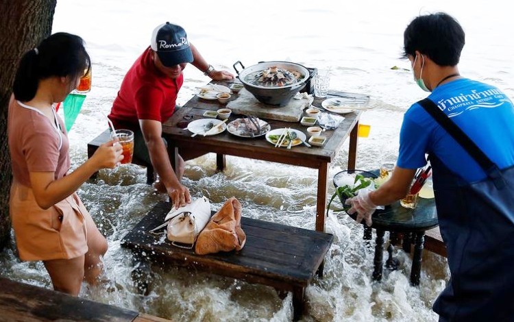 Viral Restoran di Thailand Yang Malah Ramai Setelah Kebanjiran