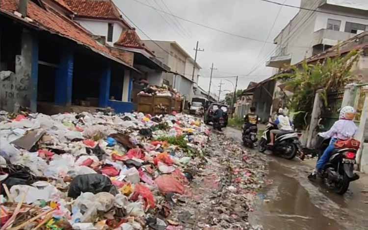Jalan Bangkalan, Madura penuh sampah